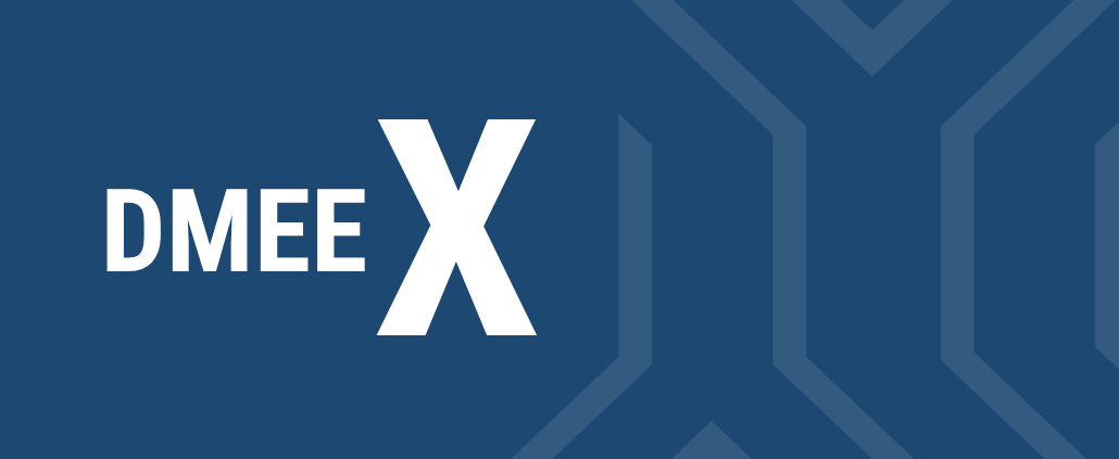 Blauer Hintergrund mit dem Schriftzug DMEE und einem größeren, abschließenden X. Die Gestaltung symbolisiert die Migration von DMEE auf DMEEX.
