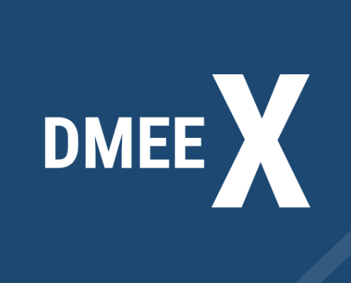 Blauer Hintergrund mit dem Schriftzug DMEE und einem größeren, abschließenden X. Die Gestaltung symbolisiert die Migration von DMEE auf DMEEX.