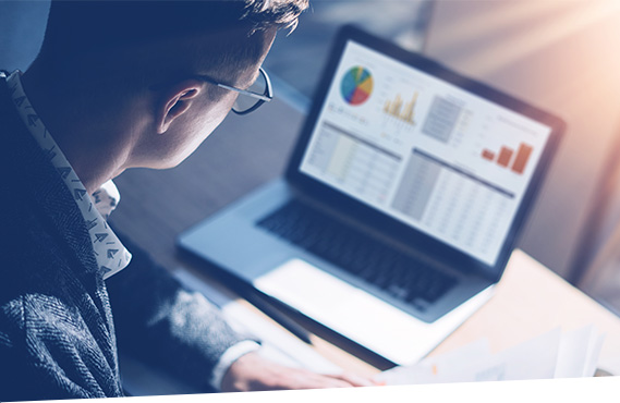 Ein SAP-FI-Berater studiert Informationen aus dem SAP Dispute Management auf seinem Laptop.