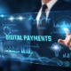 Ein Mann tippt auf einen virtuellen Bildschirm. Es erscheint das Wort "Digital Payments".