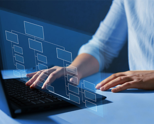 Darstellung von SAP Spaces and Pages im virtuellen Raum während eine Person am Laptop arbeitet.